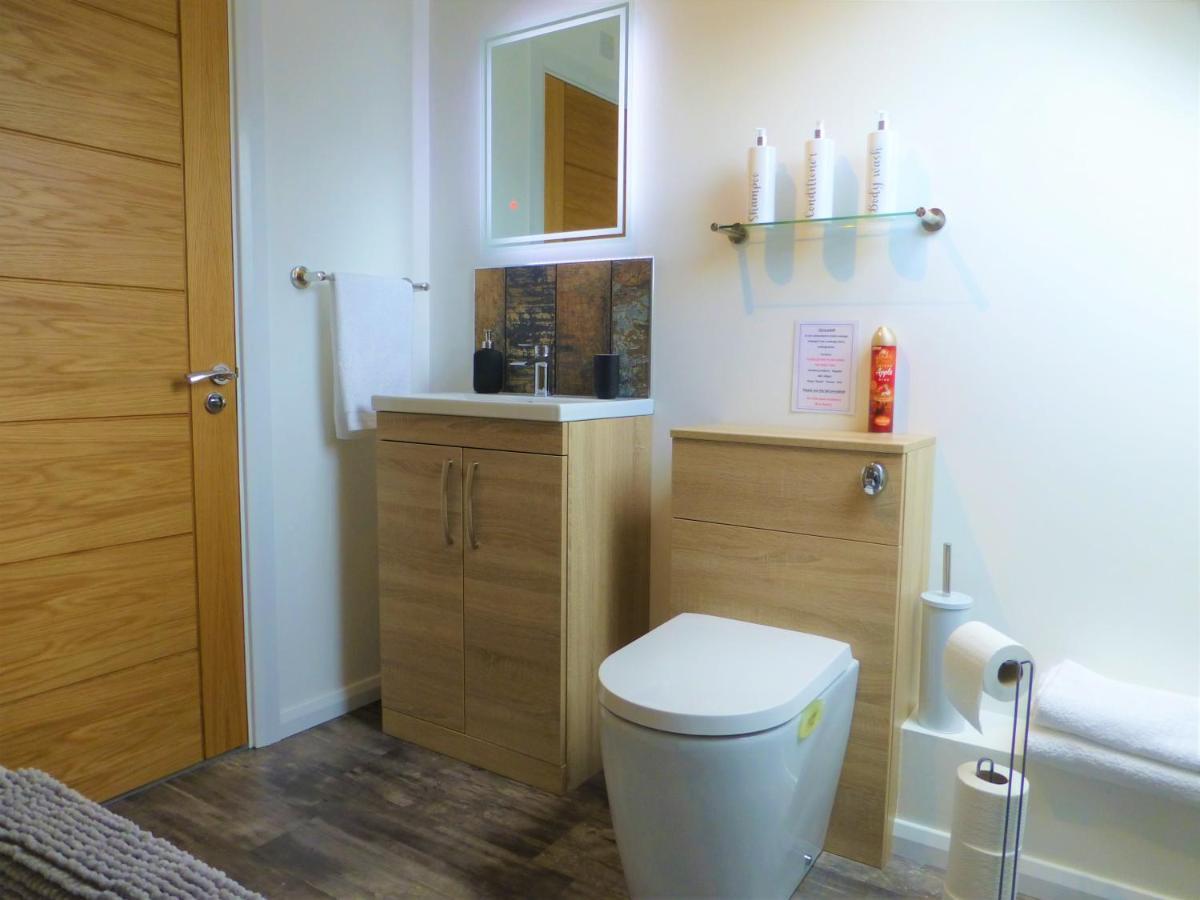 Gerycastell Luxury Holiday Apartment With Stunning Views & Ev Station Point Carmarthen Bagian luar foto