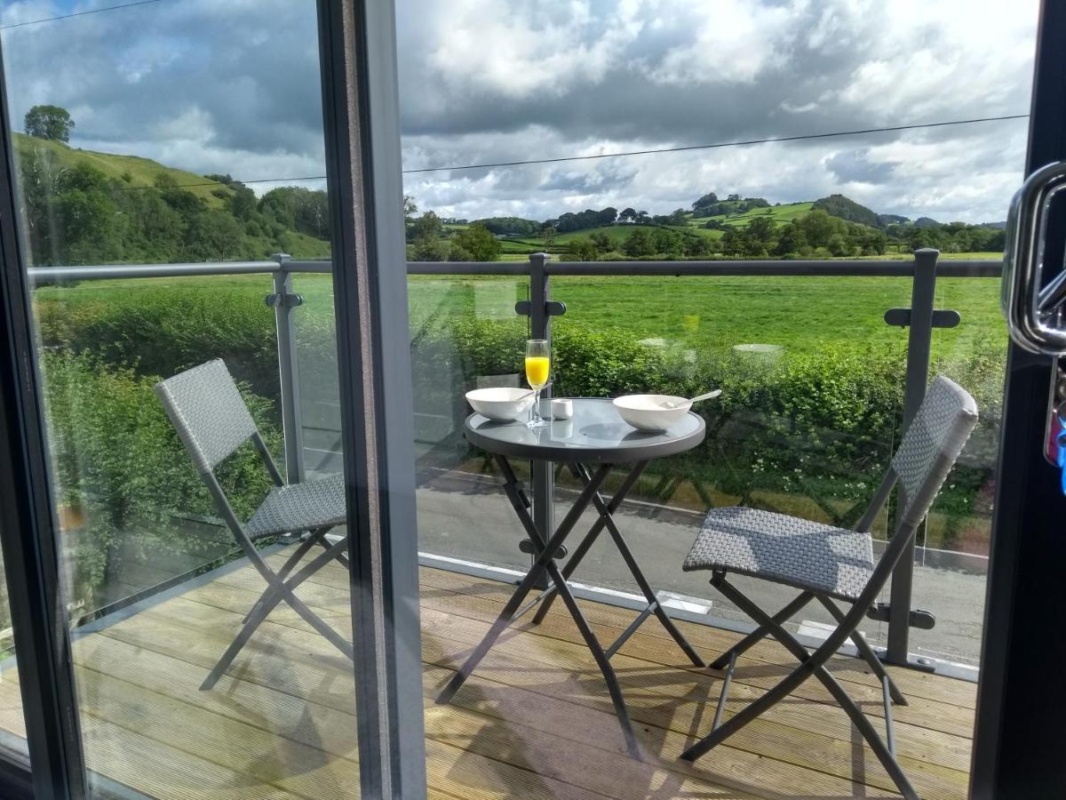 Gerycastell Luxury Holiday Apartment With Stunning Views & Ev Station Point Carmarthen Bagian luar foto