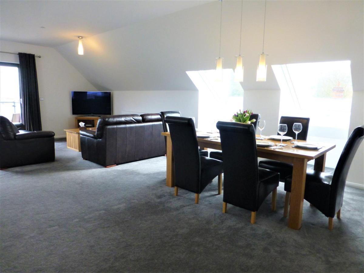 Gerycastell Luxury Holiday Apartment With Stunning Views & Ev Station Point Carmarthen Bagian luar foto